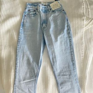 Abercrombie & Fitch Curve Love 90s Ultra High Waist Slim Straight Jeans